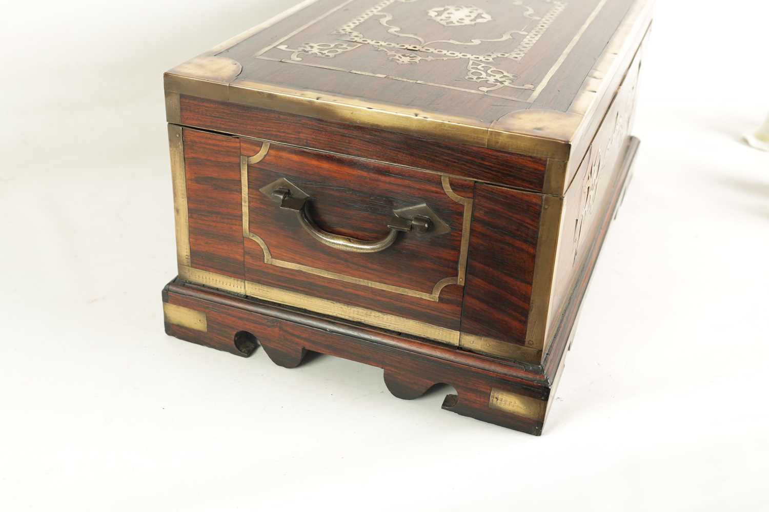 AN 18TH/EARLY 19TH CENTURY BRASS INLAID ANGLO INDIAN HARDWOOD FITTED BOX - Image 8 of 9
