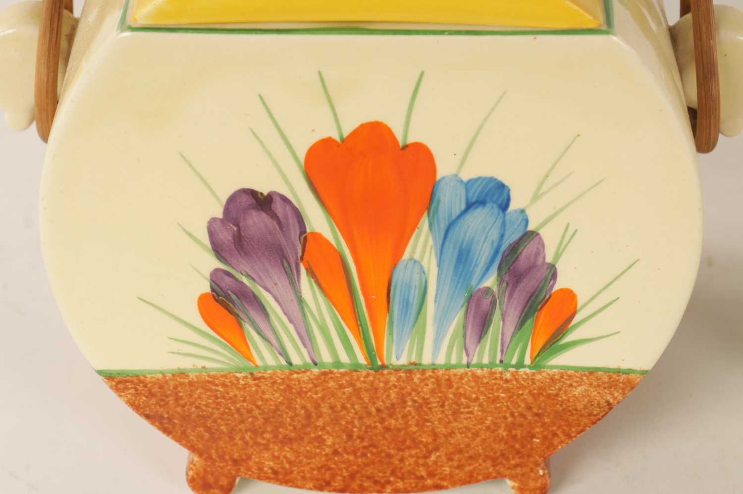 A COLLECTION OF CLARICE CLIFF “CROCUS” PATTERN POTTERY - Image 3 of 11