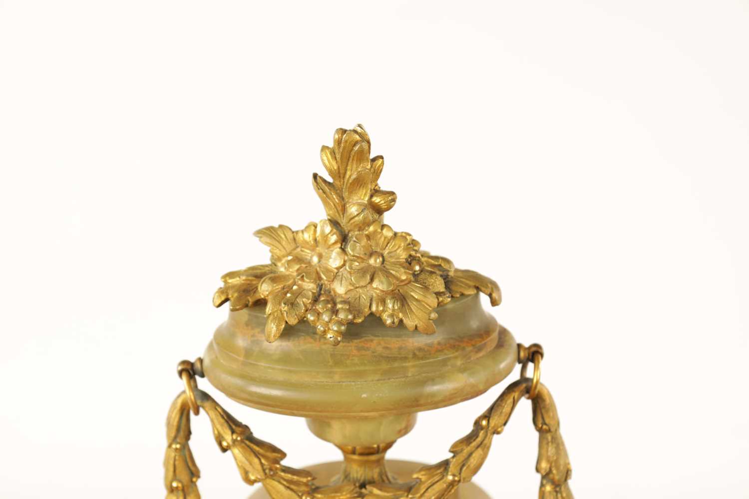 A LATE 19TH CENTURY FRENCH ORMOLU AND ONYX MANTEL CLOCK - Image 4 of 12
