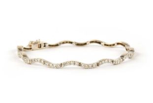 A STYLISH .750 HALLMARKED WHITE GOLD AND DIAMOND ENCRUSTED TENNIS BRACELET