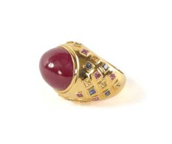 A LARGE 18CT GOLD 23CT CABOCHON RUBY RING