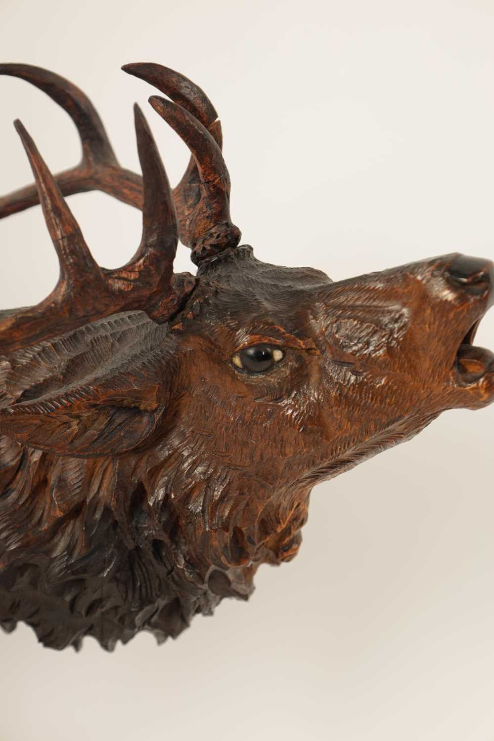 A LARGE EARLY 20TH CENTURY AUSTRIAN CARVED STAG - Image 3 of 7