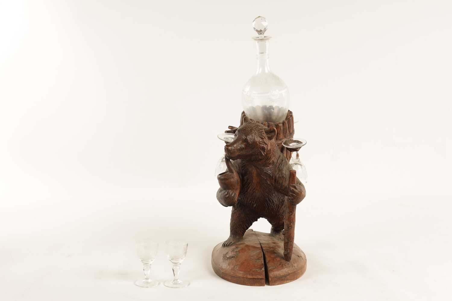 A LATE 19TH CENTURY SWISS CARVED BLACK FOREST BEAR DECANTER STAND - Image 12 of 13