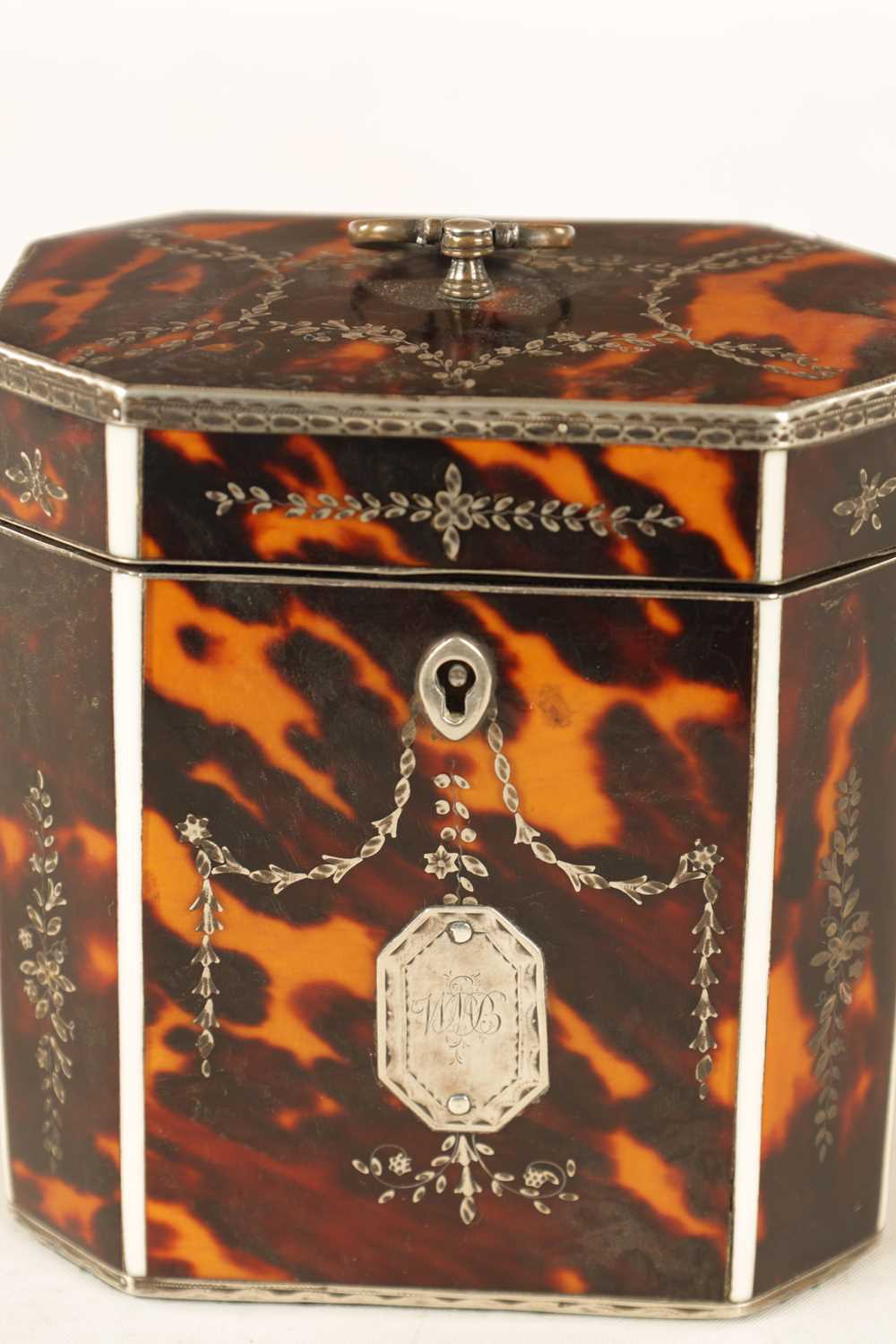 A FINE GEORGE III TORTOISHELL, IVORY AND SILVER MOUNTED FACETTED TEA CADDY - Image 5 of 12