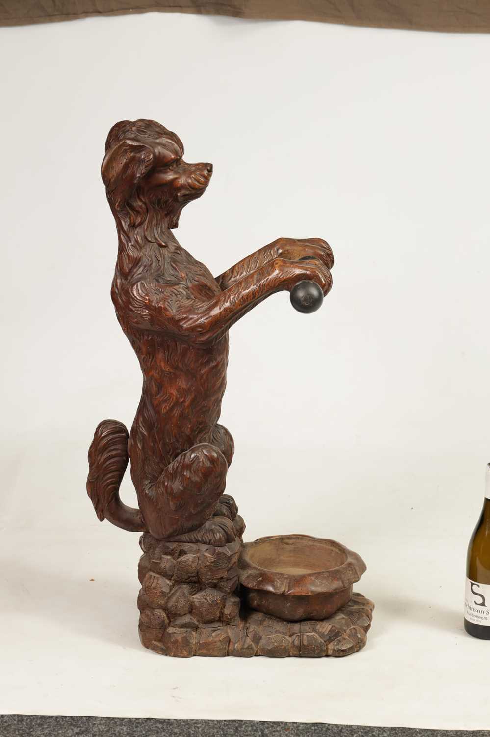 A 19TH-CENTURY BLACK FOREST CARVED WALNUT STICK STAND FORMED AS A BEGGING DOG - Image 7 of 8