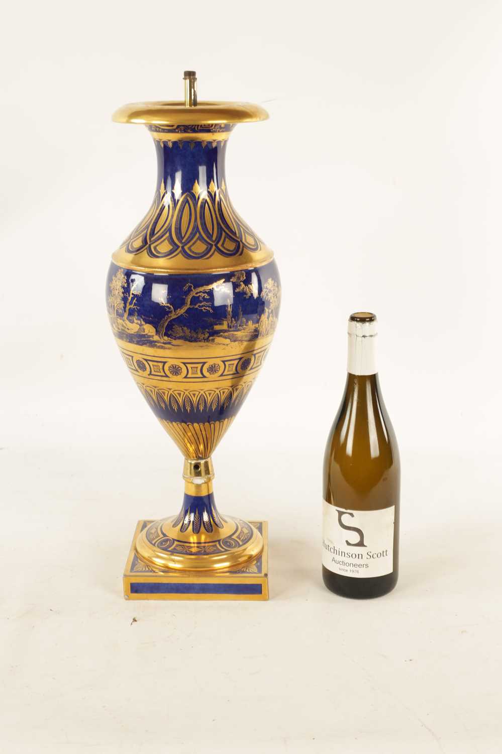 AN EARLY 19TH CENTURY FRENCH PARIS PORCELAIN ROYAL BLUE AND GILT URN SHAPED PEDESTAL VASE - Image 2 of 8