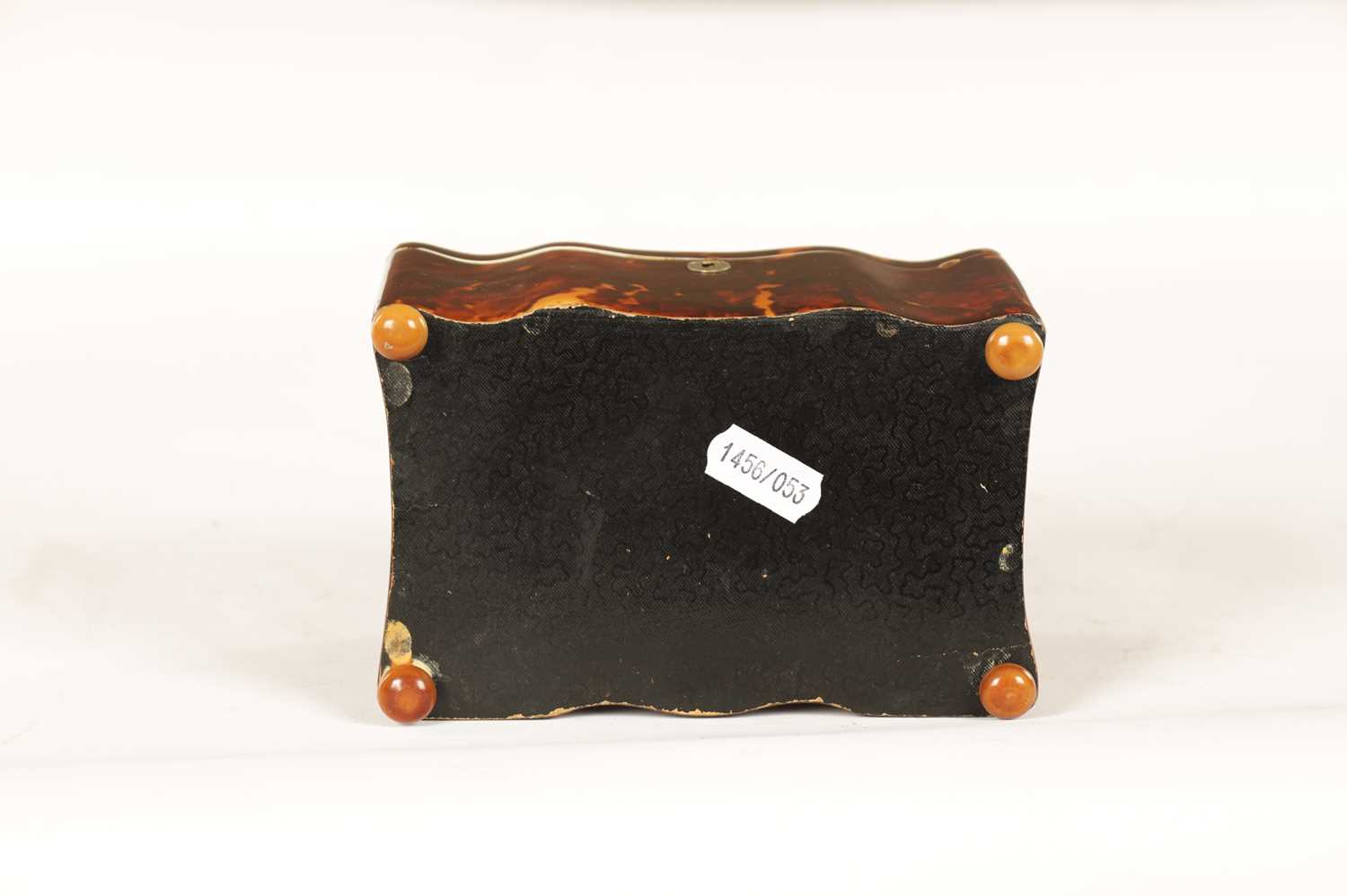 A 19TH CENTURY TORTOISESHELL AND IVORY SERPENTINE SHAPED TEA CADDY - Image 8 of 8