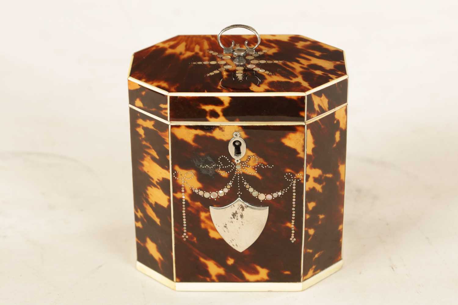 A FINE GEORGE III TORTOISHELL, IVORY AND MOTHER OF PEARL INLAID FACETTED TEA CADDY - Image 3 of 12