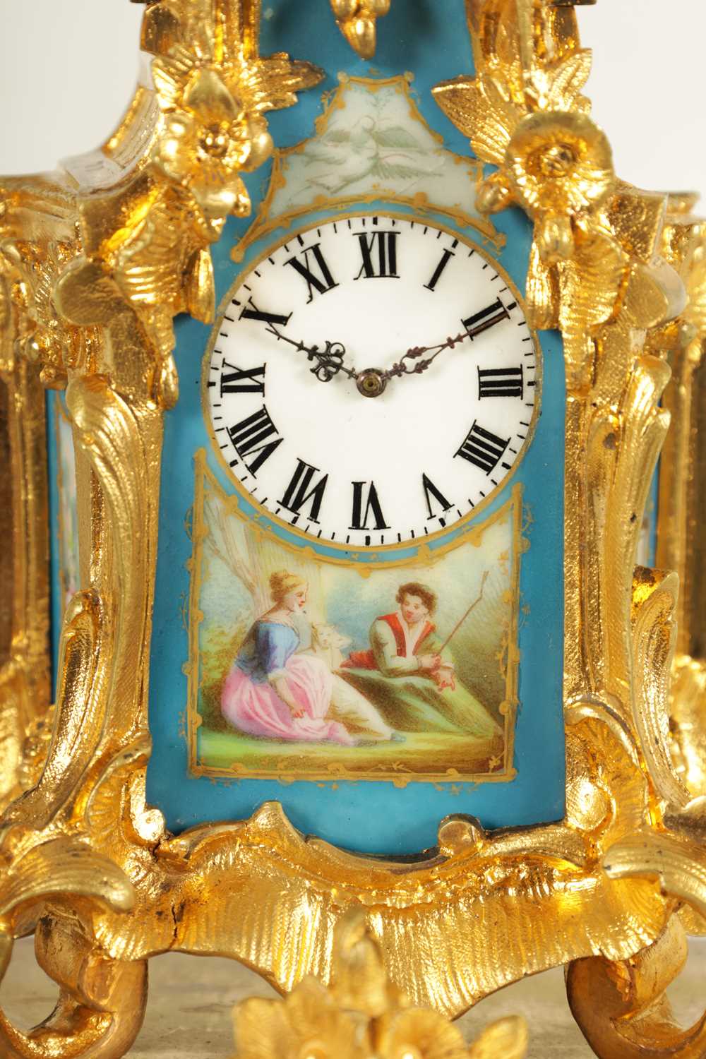 A SMALL LATE 19TH CENTURY FRENCH PORCELAIN PANELLED ORMOLU CARRIAGE STYLE MANTEL CLOCK - Image 9 of 13