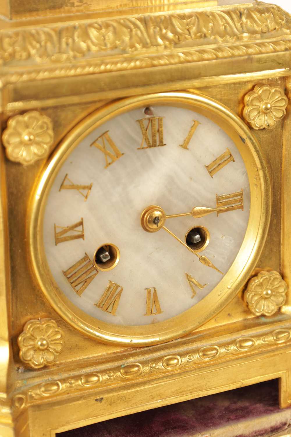 A 19TH CENTURY ORMOLU AND ONYX PANELLED MANTEL CLOCK - Image 3 of 11