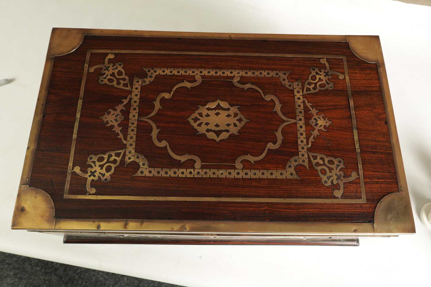 AN 18TH/EARLY 19TH CENTURY BRASS INLAID ANGLO INDIAN HARDWOOD FITTED BOX - Image 3 of 9