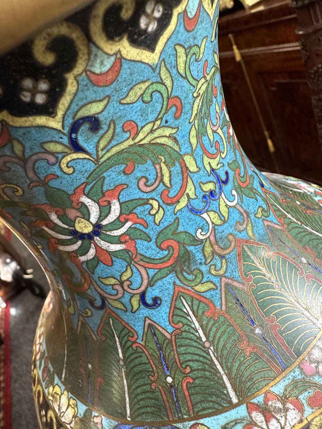 A LATE 19TH/EARLY 20TH CENTURY CENTURY CHINESE CLOISONNE VASE LAMP - Image 15 of 34