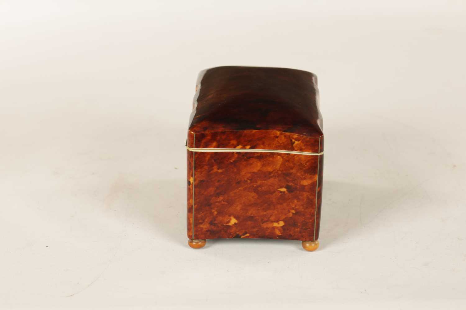 A 19TH CENTURY TORTOISESHELL AND IVORY SERPENTINE SHAPED TEA CADDY - Image 7 of 8