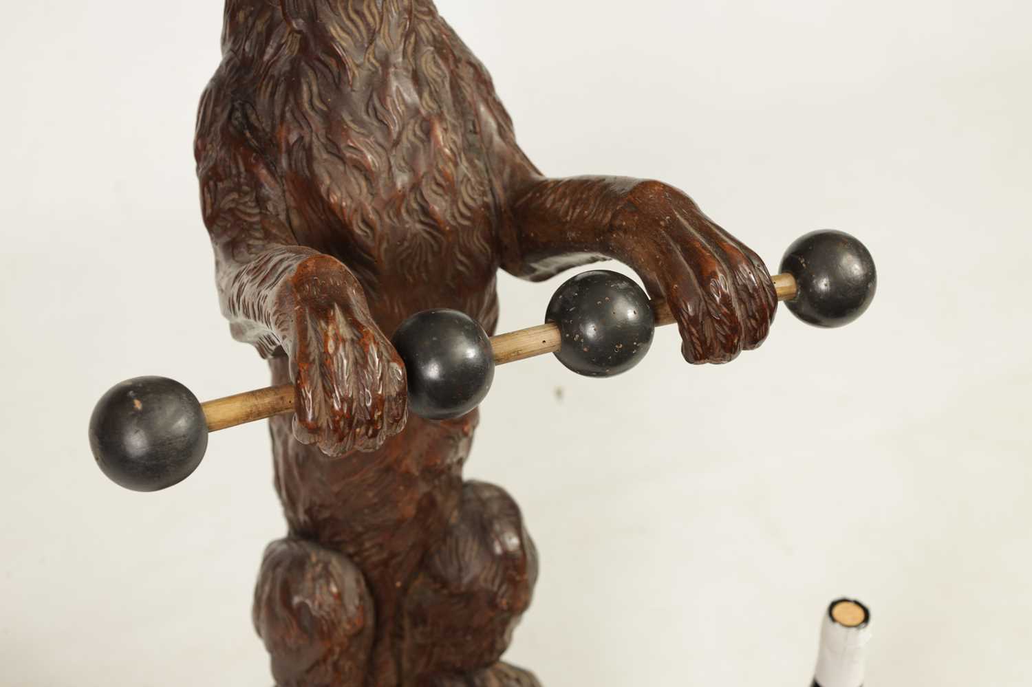 A 19TH-CENTURY BLACK FOREST CARVED WALNUT STICK STAND FORMED AS A BEGGING DOG - Image 4 of 8