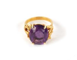 A .750 HALLMARKED YELLOW GOLD AND AMETHYST DRESS RING