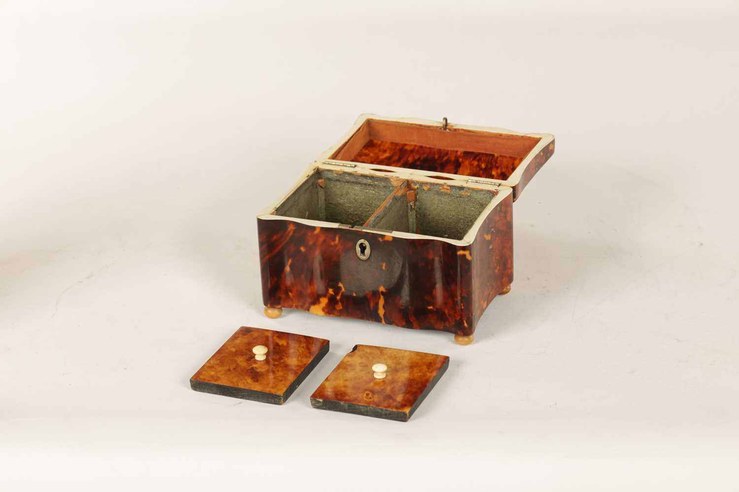 A 19TH CENTURY TORTOISESHELL AND IVORY SERPENTINE SHAPED TEA CADDY - Image 4 of 8