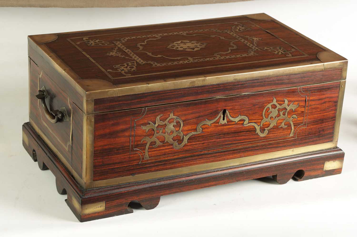 AN 18TH/EARLY 19TH CENTURY BRASS INLAID ANGLO INDIAN HARDWOOD FITTED BOX - Image 2 of 9