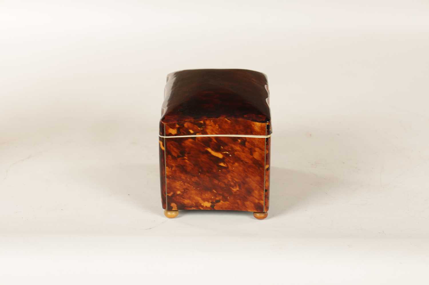 A 19TH CENTURY TORTOISESHELL AND IVORY SERPENTINE SHAPED TEA CADDY - Image 5 of 8