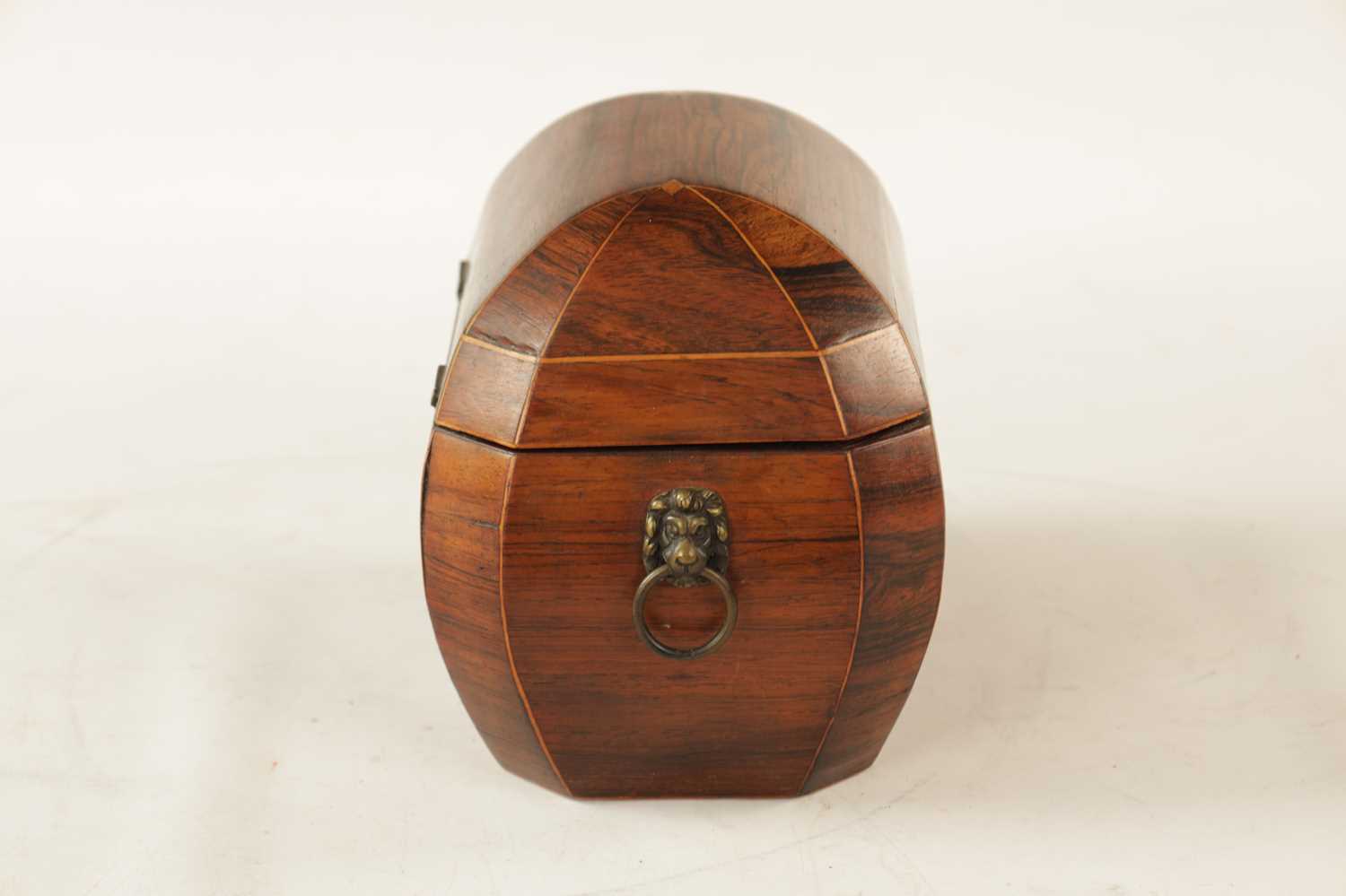 A REGENCY ROSEWOOD AND BOXWOOD INLAID BOMBE SHAPED TEA CADDY - Image 6 of 11