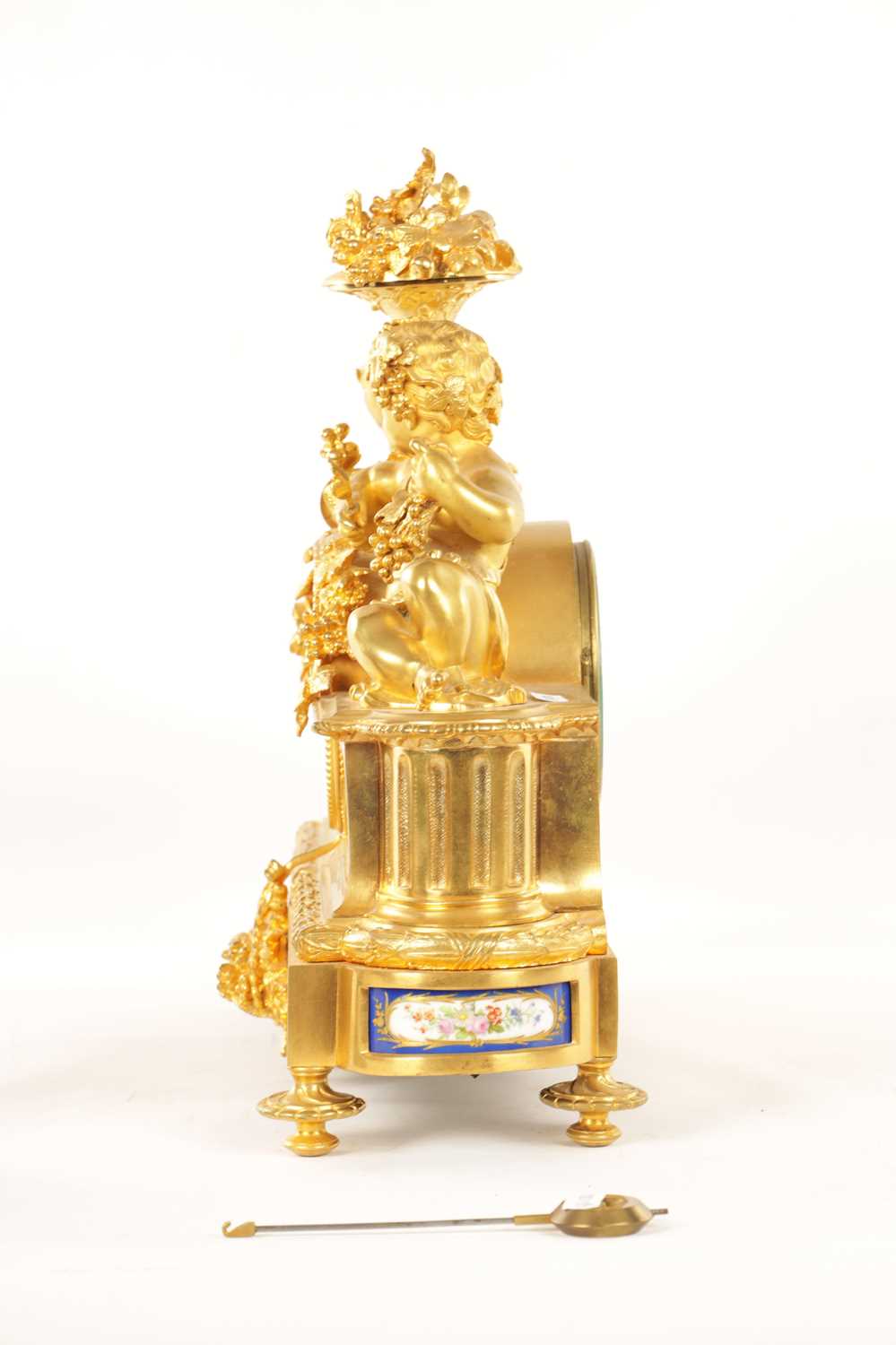 A 19TH CENTURY ORMOLU AND SEVRES STYLE PORCELAIN PANELLED MANTEL CLOCK - Image 10 of 13