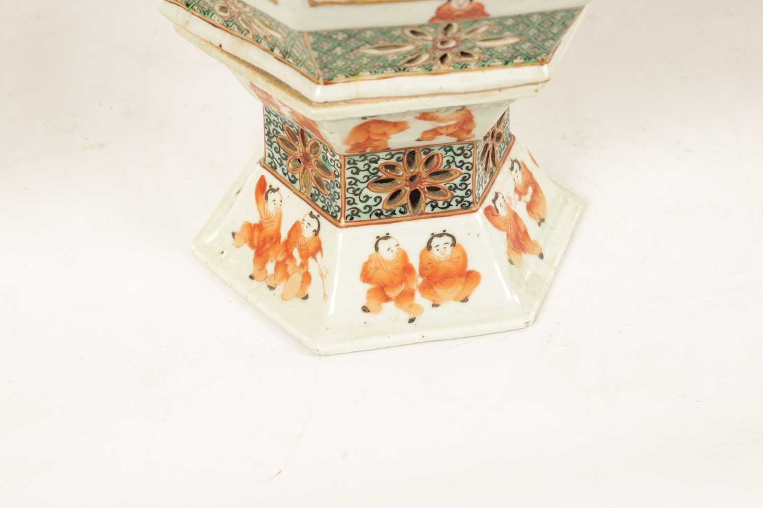 A PAIR OF 19TH CENTURY CHINESE FAMILLE VERTE LANTERNS - Image 5 of 27