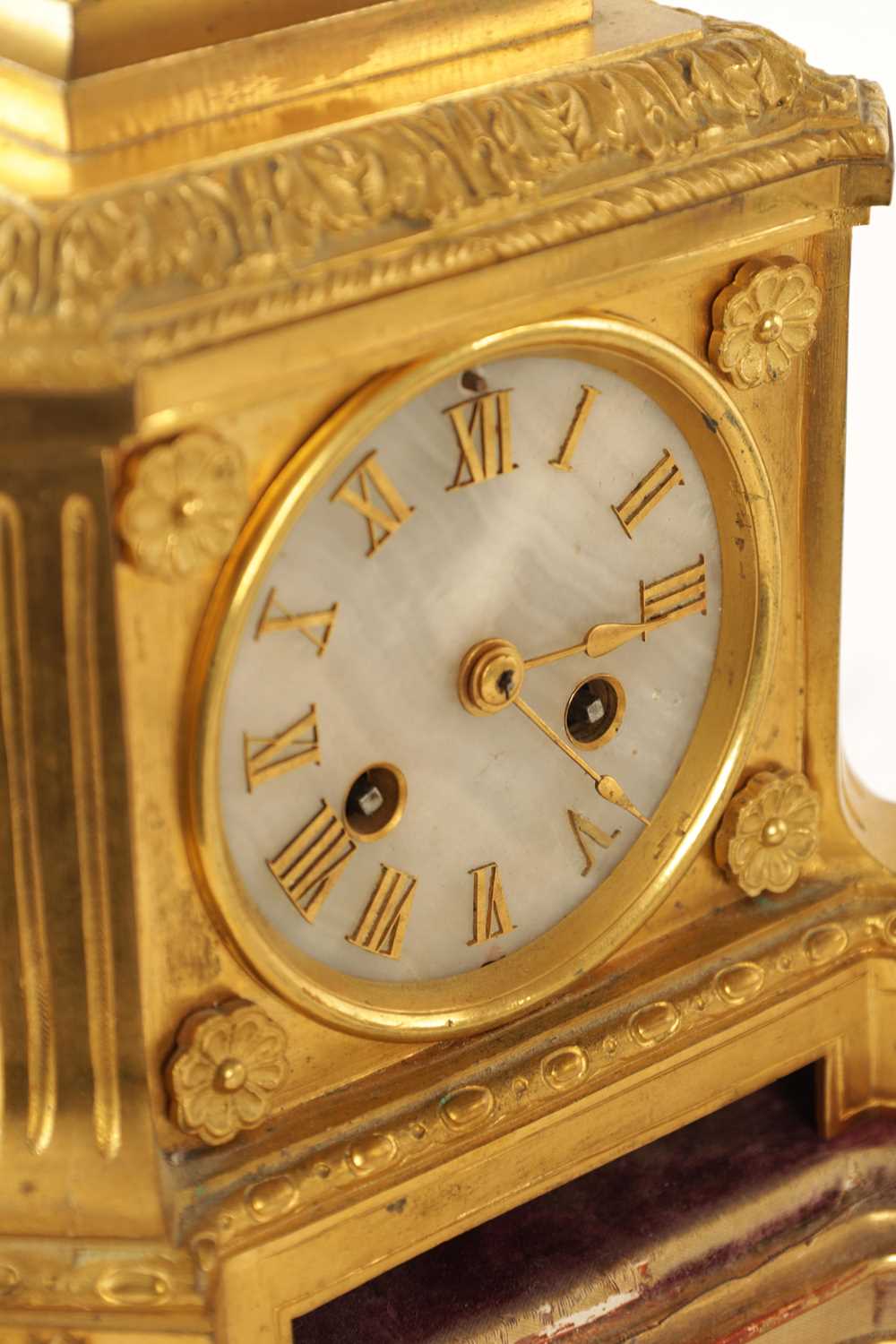 A 19TH CENTURY ORMOLU AND ONYX PANELLED MANTEL CLOCK - Image 5 of 11