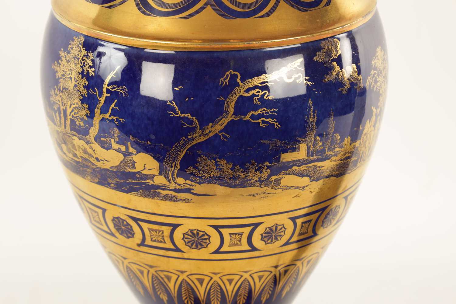 AN EARLY 19TH CENTURY FRENCH PARIS PORCELAIN ROYAL BLUE AND GILT URN SHAPED PEDESTAL VASE - Image 3 of 8