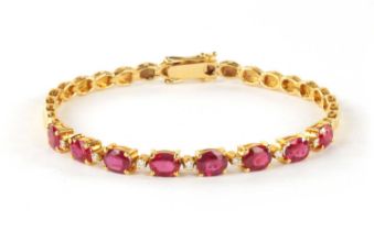 A FINE .750 HALLMARKED YELLOW GOLD, RUBY AND DIAMOND SET BRACELET