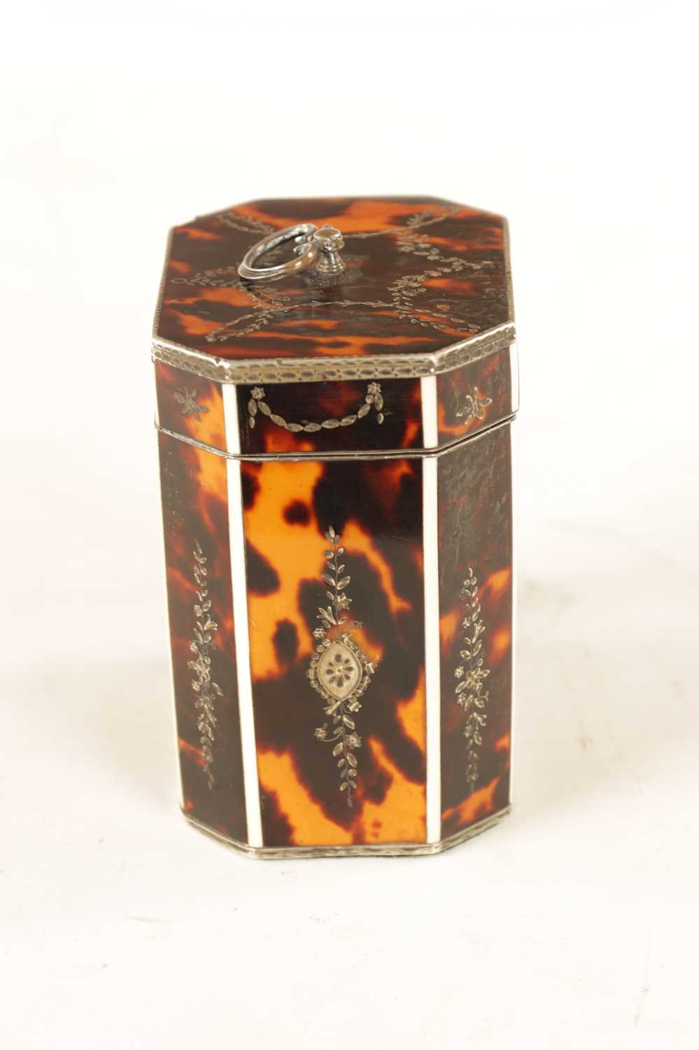 A FINE GEORGE III TORTOISHELL, IVORY AND SILVER MOUNTED FACETTED TEA CADDY - Image 10 of 12