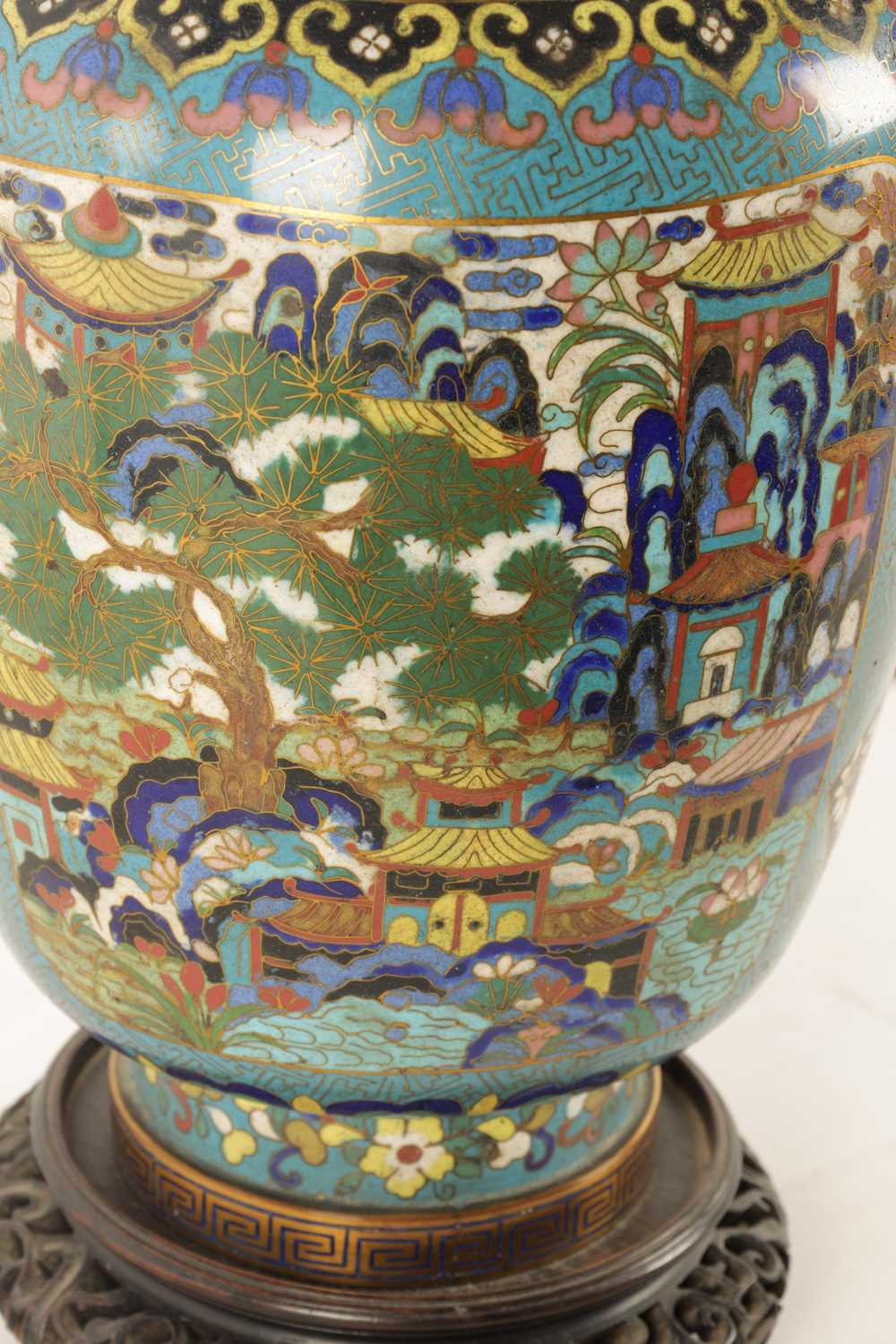 A LATE 19TH/EARLY 20TH CENTURY CENTURY CHINESE CLOISONNE VASE LAMP - Image 9 of 34