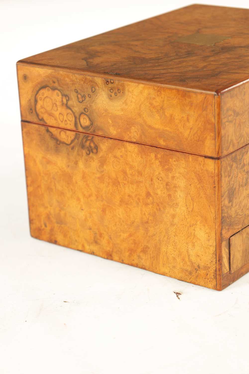 A LATE 19TH CENTURY BURR WALNUT VANITY CASE - Image 4 of 19