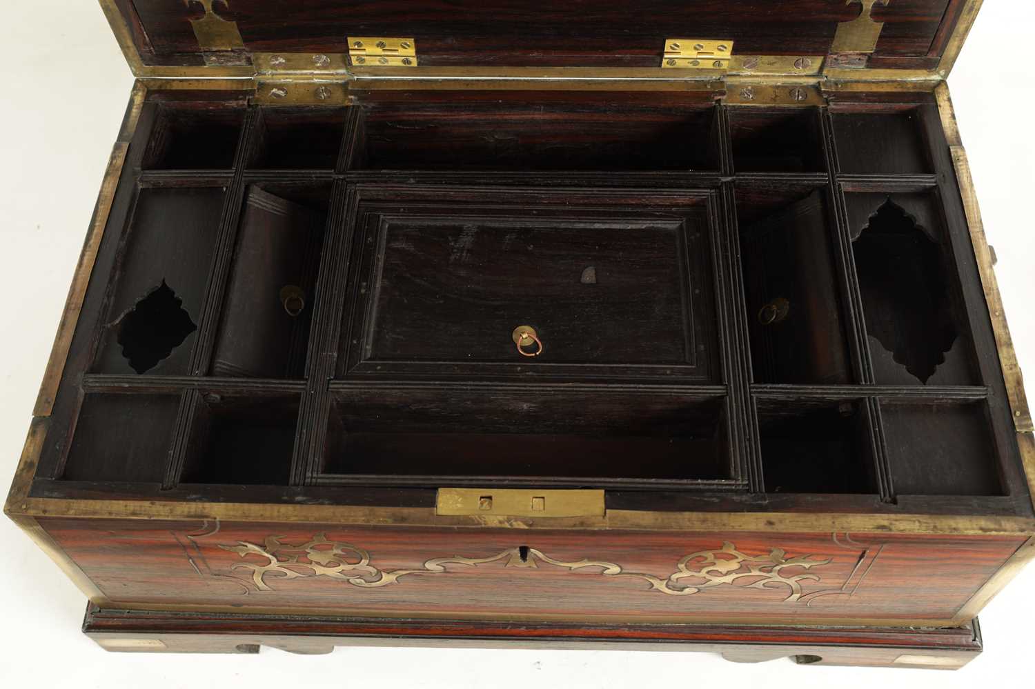 AN 18TH/EARLY 19TH CENTURY BRASS INLAID ANGLO INDIAN HARDWOOD FITTED BOX - Image 6 of 9