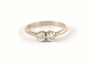 AN 18CT WHITE GOLD DOUBLE DIAMOND RING