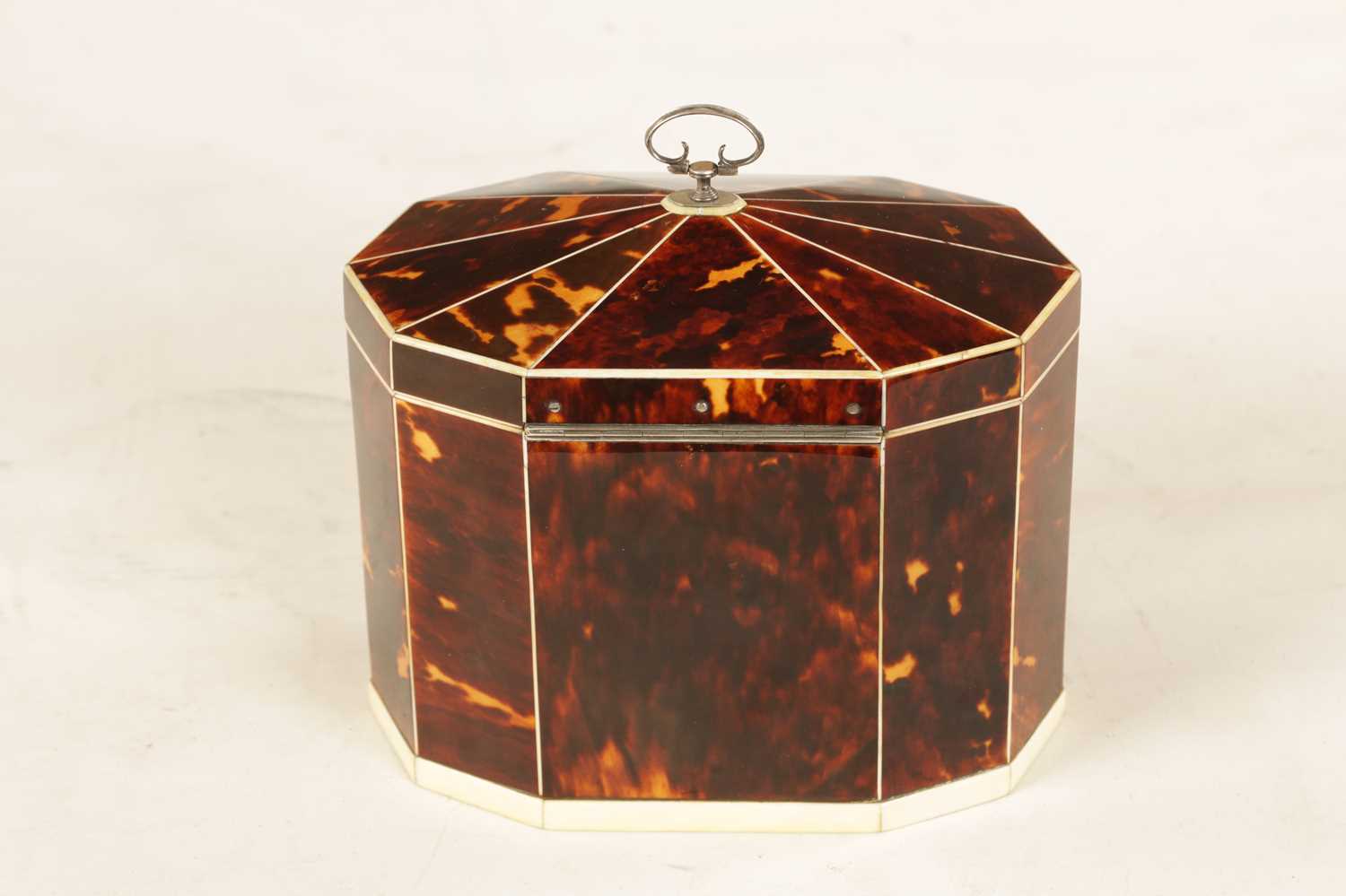 A FINE GEORGE III TORTOISHELL, IVORY AND SILVER MOUNTED TENT TOP TEA CADDY - Image 5 of 10