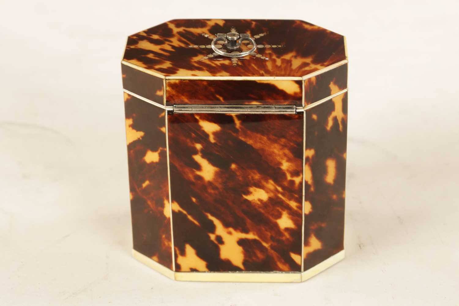 A FINE GEORGE III TORTOISHELL, IVORY AND MOTHER OF PEARL INLAID FACETTED TEA CADDY - Image 6 of 12