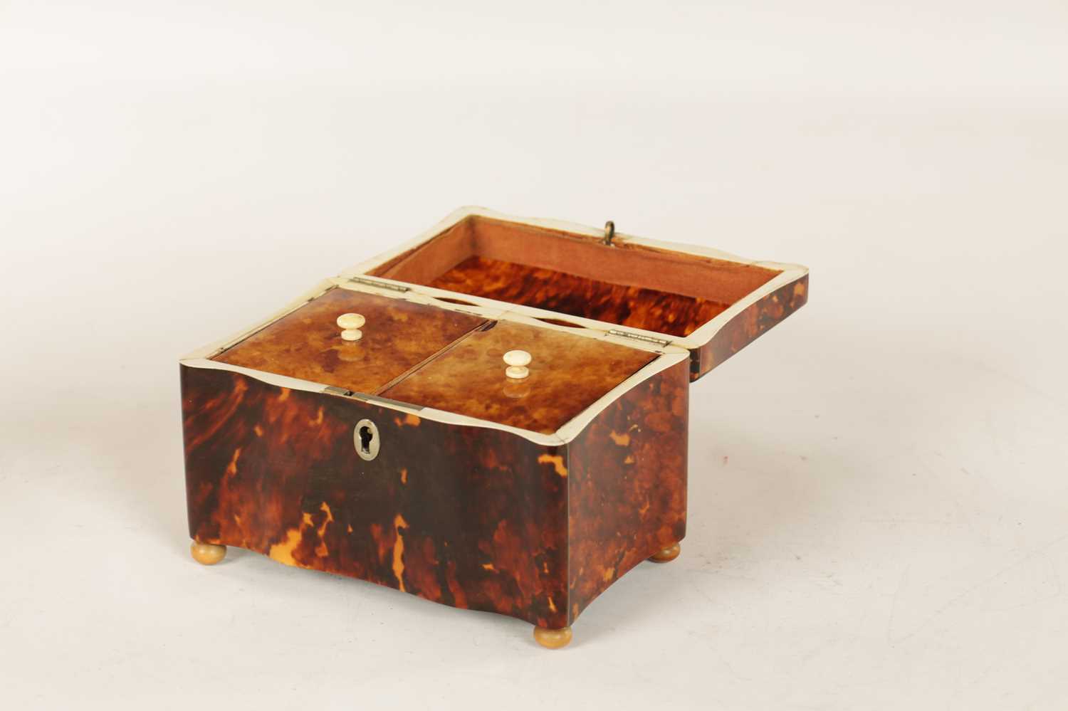 A 19TH CENTURY TORTOISESHELL AND IVORY SERPENTINE SHAPED TEA CADDY - Image 3 of 8