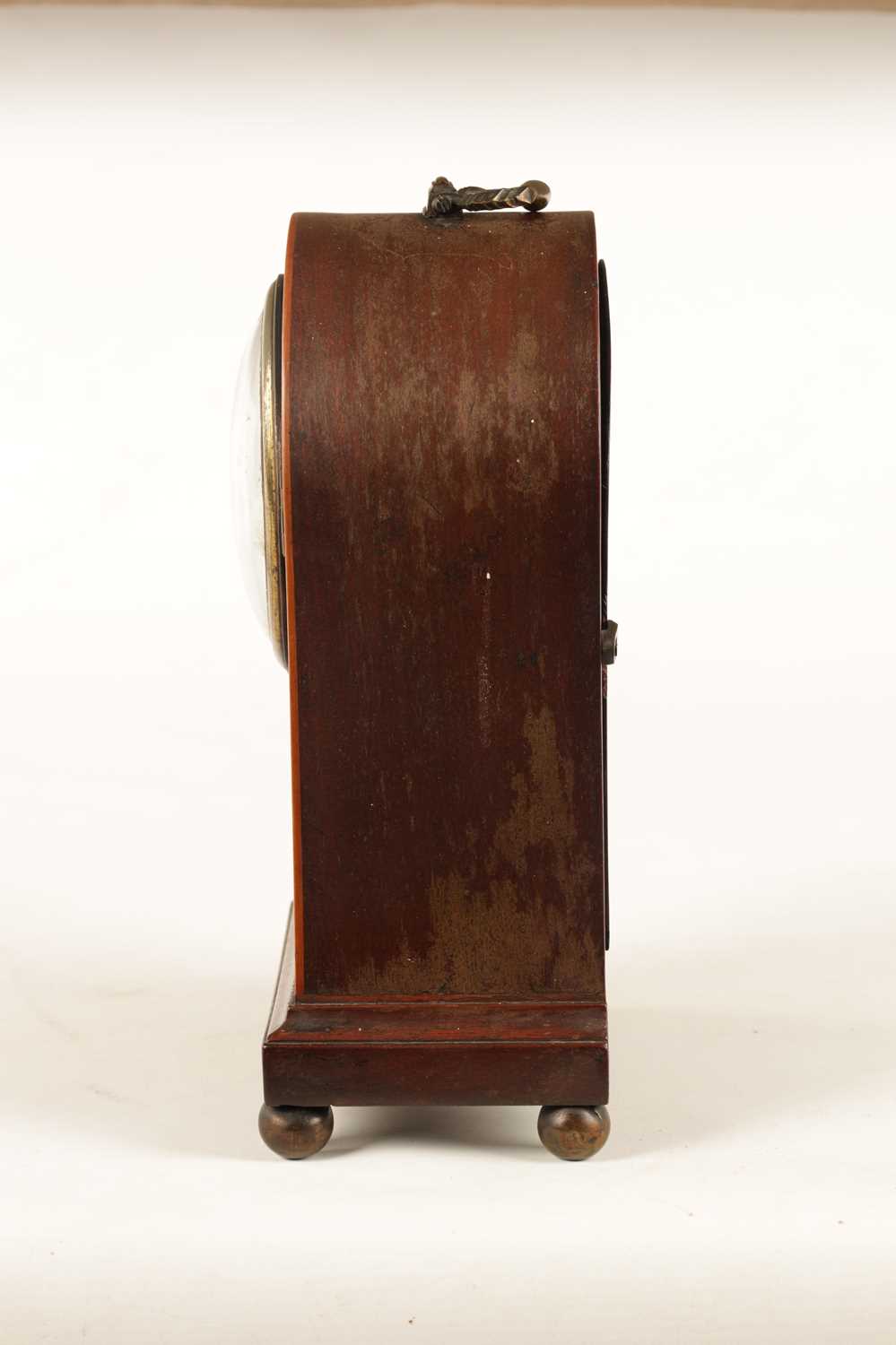 A GEORGE III BOXWOOD STRUNG AND MAHOGANY ARCH-TOP EIGHT-DAY VERGE MANTEL CLOCK - Image 4 of 12