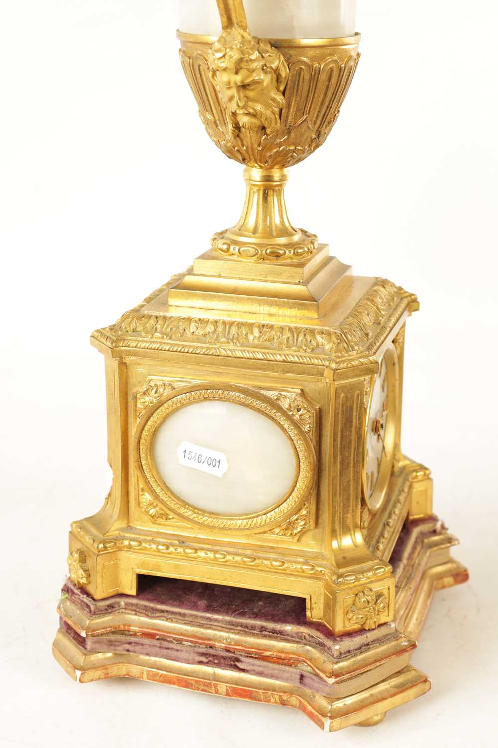 A 19TH CENTURY ORMOLU AND ONYX PANELLED MANTEL CLOCK - Image 4 of 11