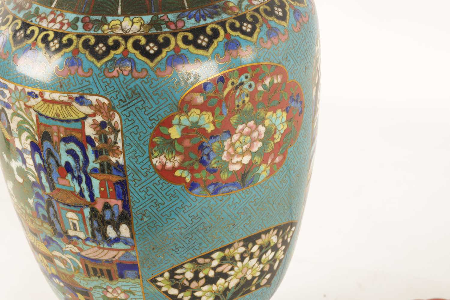 A LATE 19TH/EARLY 20TH CENTURY CENTURY CHINESE CLOISONNE VASE LAMP - Image 7 of 34
