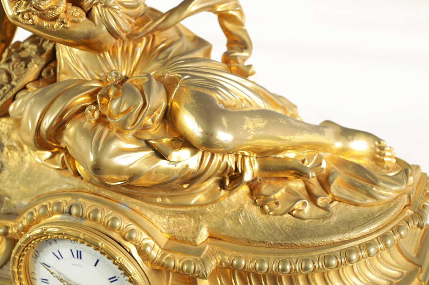A LARGE 19TH CENTURY FRENCH FIGURAL ORMOLU MANTEL CLOCK - Image 4 of 11