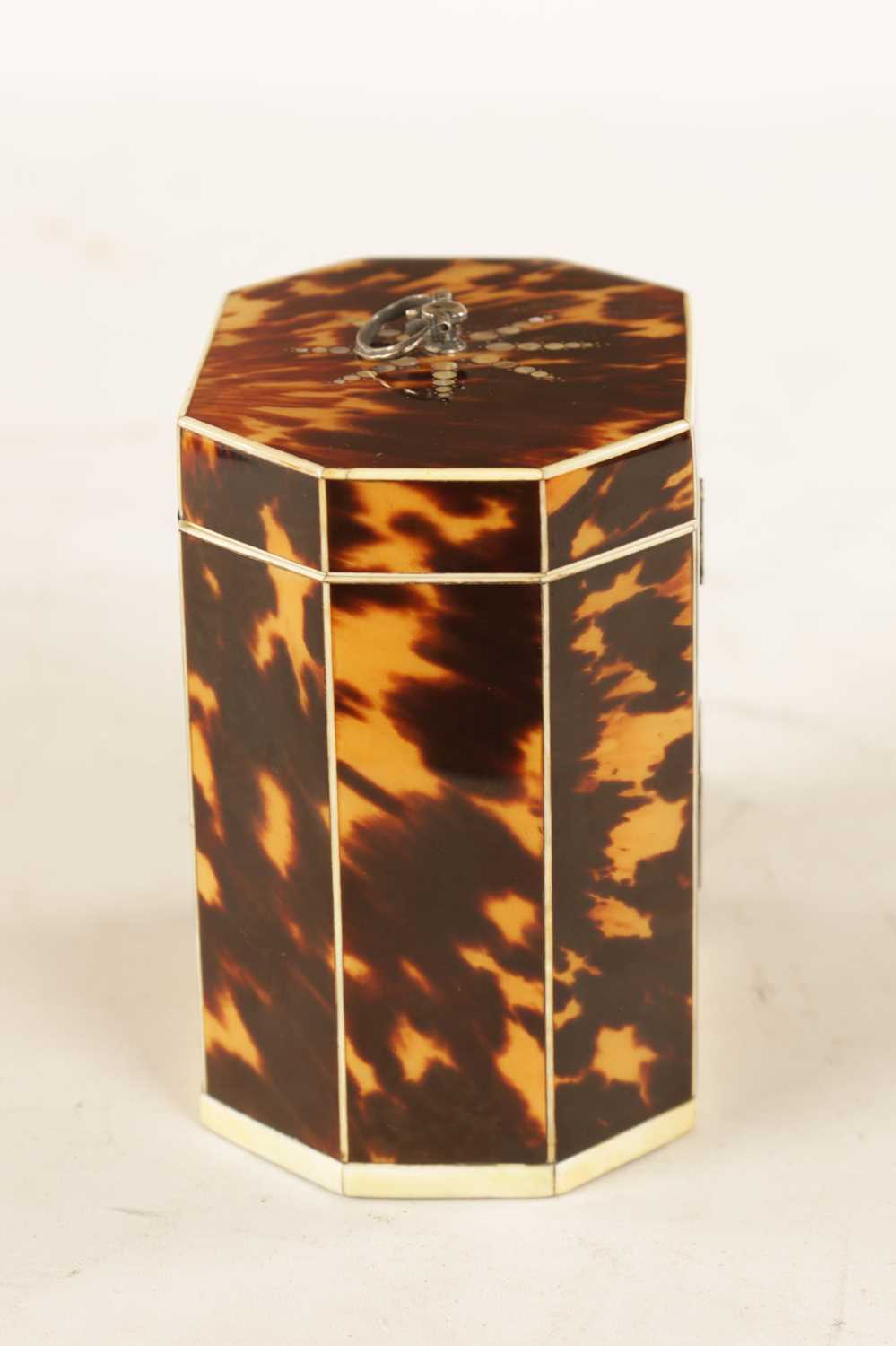 A FINE GEORGE III TORTOISHELL, IVORY AND MOTHER OF PEARL INLAID FACETTED TEA CADDY - Image 7 of 12