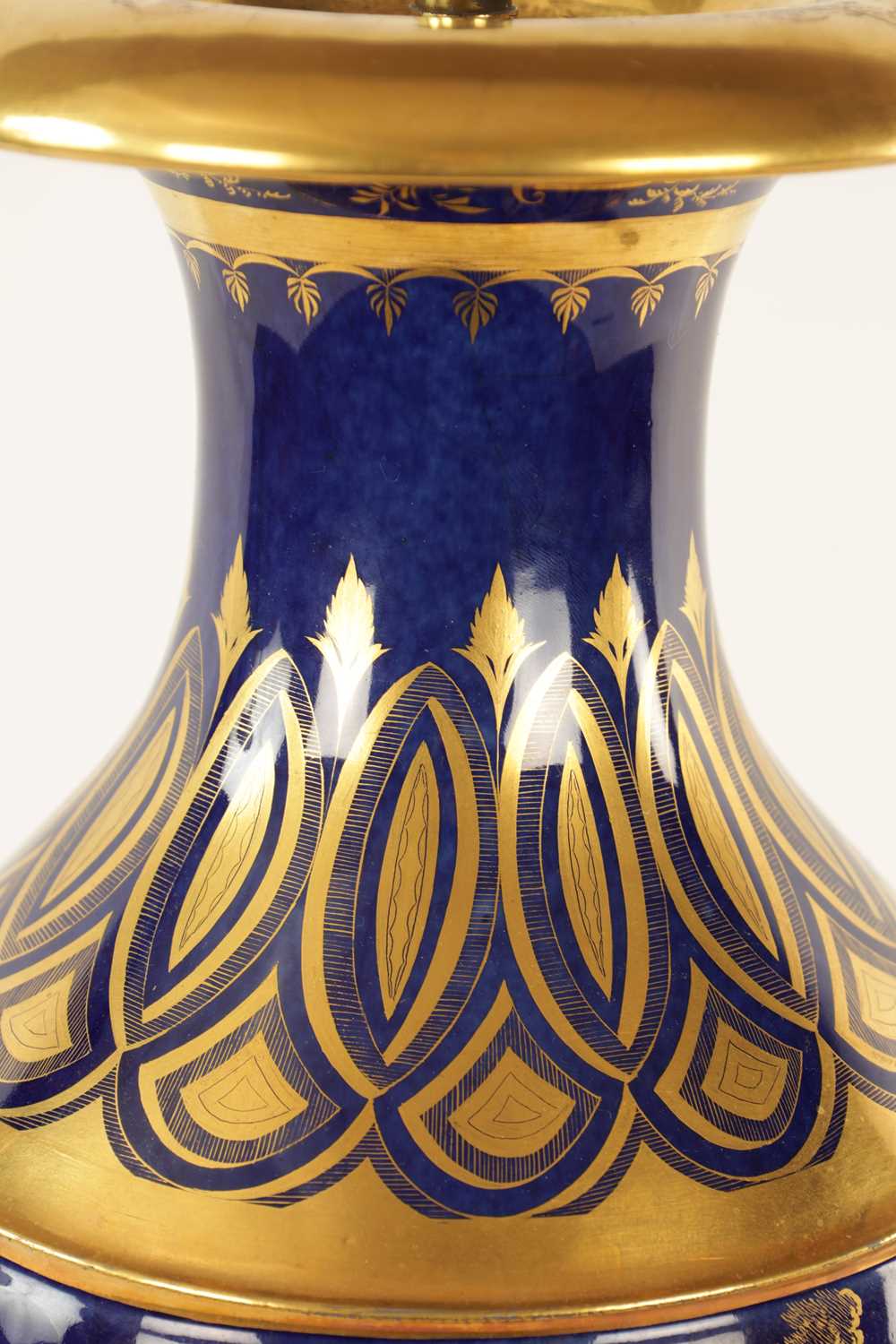 AN EARLY 19TH CENTURY FRENCH PARIS PORCELAIN ROYAL BLUE AND GILT URN SHAPED PEDESTAL VASE - Image 4 of 8