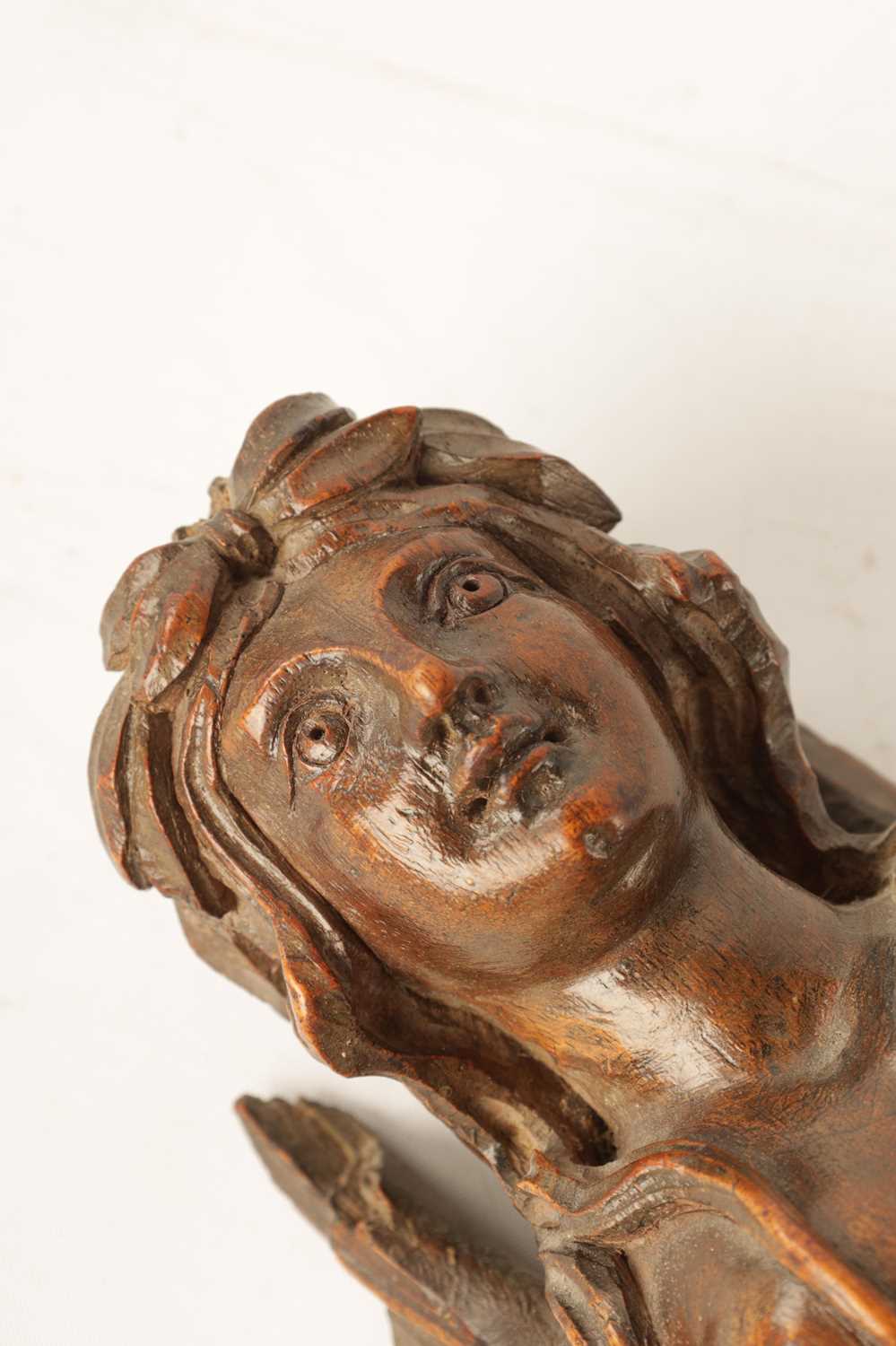A 19TH CENTURY CARVED WALL MOUNTED MINIATURE FIGURE HEAD - Image 4 of 8