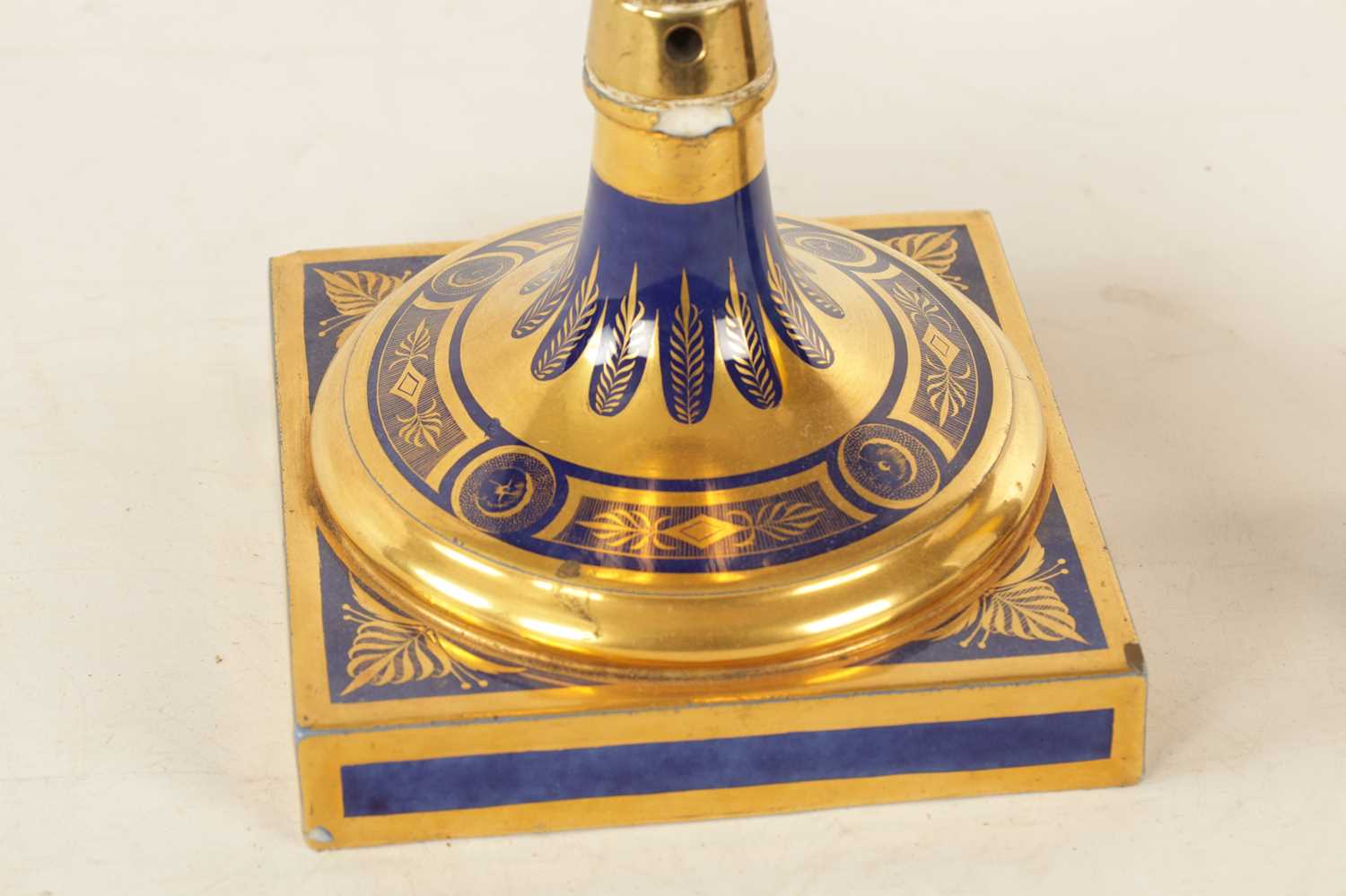 AN EARLY 19TH CENTURY FRENCH PARIS PORCELAIN ROYAL BLUE AND GILT URN SHAPED PEDESTAL VASE - Image 5 of 8