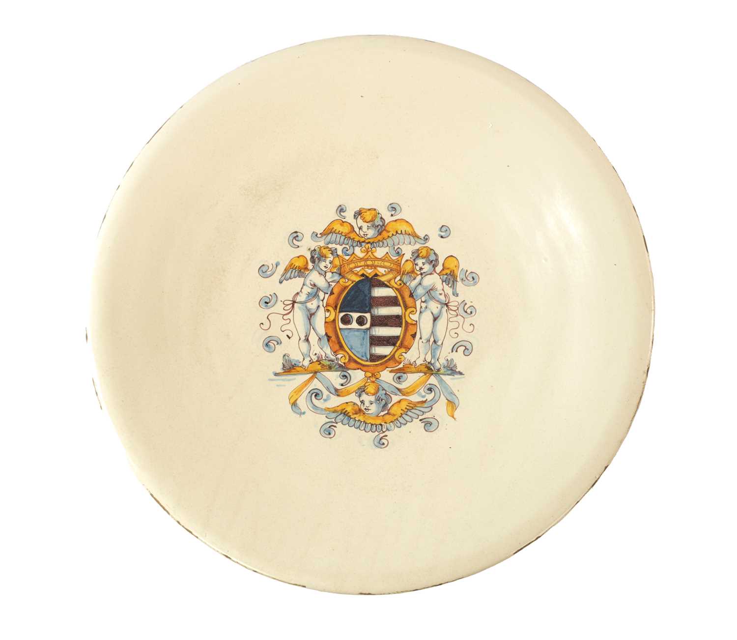 AN 18TH CENTURY ITALIAN MAJOLICA CHARGER WITH COAT OF ARMS