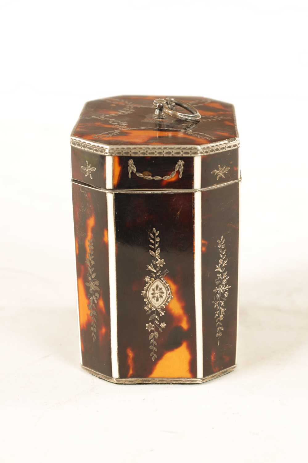 A FINE GEORGE III TORTOISHELL, IVORY AND SILVER MOUNTED FACETTED TEA CADDY - Image 8 of 12