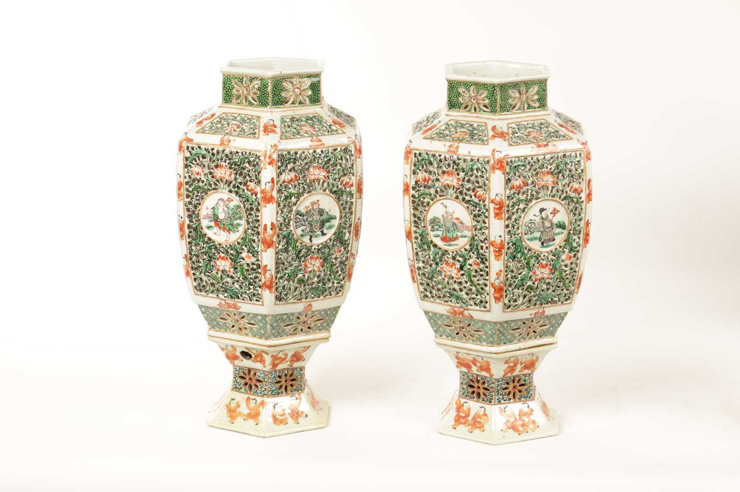 A PAIR OF 19TH CENTURY CHINESE FAMILLE VERTE LANTERNS - Image 6 of 27