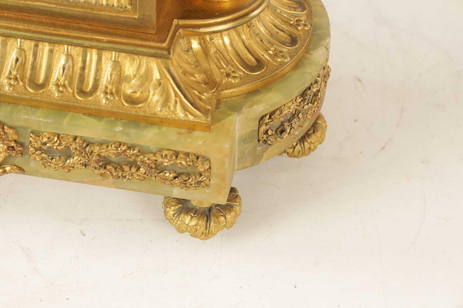 A LATE 19TH CENTURY FRENCH ORMOLU AND ONYX MANTEL CLOCK - Image 6 of 12