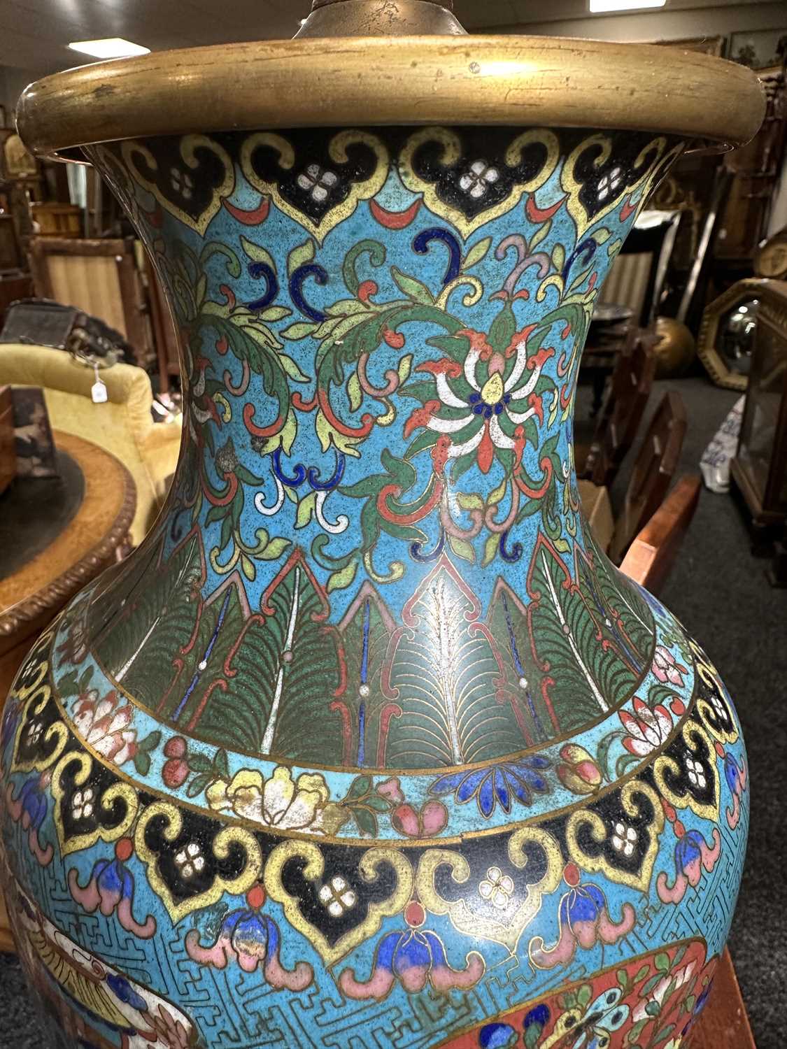 A LATE 19TH/EARLY 20TH CENTURY CENTURY CHINESE CLOISONNE VASE LAMP - Image 21 of 34