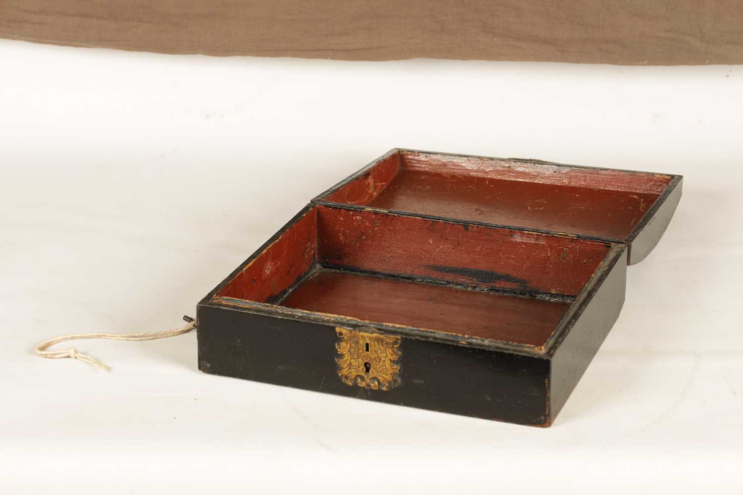 AN 18TH CENTURY DOMED TOPPED LACQUERED BOX - Image 5 of 11